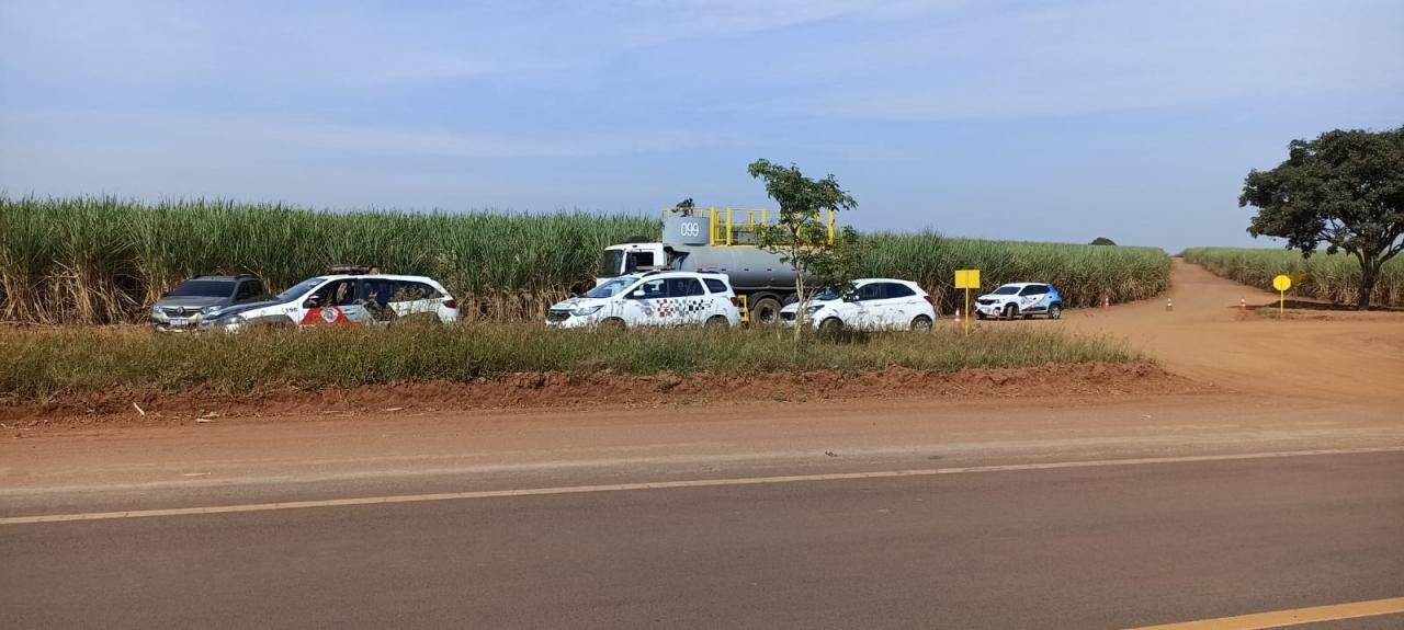 Foto 9 de 9 — Caminhão de bebidas perde controle e invade canavial de rodovia
